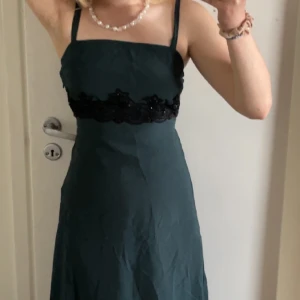 Mörkgrön klänning - Skogsgrön BEDÅRANDE klänning som passar till flertals tillfällen. Jag älskar den verkligen!!! Justerbart midjeband. Besmyckad med svarta pärlor/paljetter 💚🖤