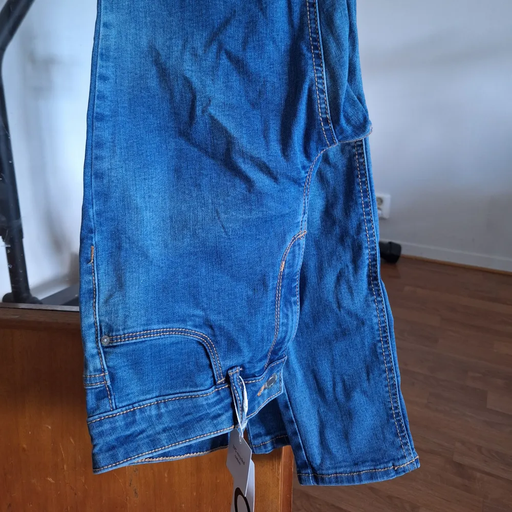 Nya, aldrig använt, med lappen.  Storlek S/32, färg: blå.  Super skinny passform. Jeans & Byxor.