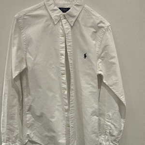 Ralph lauren skjorta  - Vit Ralph lauren skjorta  Storlek: small  Skick: använd fåtal gånger, som ny Nypris: 1300kr  Mitt pris: 300kr 