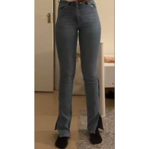 Hej, Säljer dessa jeans från Zara med slit, de är i nytt skick. Jag är 171cm lång, och byxorna är i storlek 36. Nypris för byxorna var 499kr. Hör av dig om du är intresserad 💕