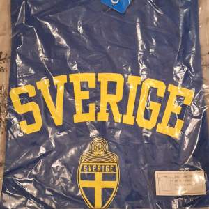 Helt ny och oöppnad Sverigetröja till fotbollsmatchen eller hockeymatchen tex.  Modell vanlig t-tröja