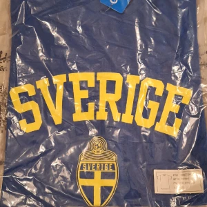 Sverigetröja XL - Helt ny och oöppnad Sverigetröja till fotbollsmatchen eller hockeymatchen tex.  Modell vanlig t-tröja