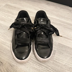 Puma sneackers svarta - Lack basket skor från puma storlek 39. Super fina med silke snören och guld detaljer.
