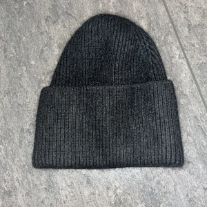 Alvii mössa  - Säljer den här mössan ifrån Alvii i fint skick, knappt använd. 