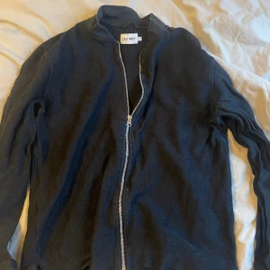 East west blå zip - En skön blå zip från brothers, sitter som S/M. Skriv om du har några frågor.🙌