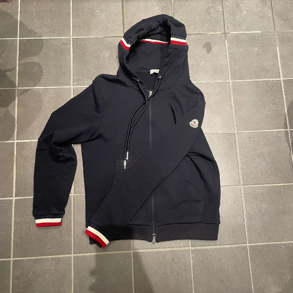 säljer nu min moncler hoodie då den blivit för liten men skicket är extremt bra och det finns inget tecken på användning, priset går att diskutera vid snabb affär!👇🏼. Hoodies.