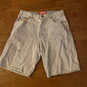 Säljer nu dessa butter shorts eftersom att jag har växt ut dom och bytt stil. Dom har ett litet hål på knät som du kan se på första bilden. Dom passar om du är cirka 165/160 pris kan diskuteras.  Färgen är turkos/väldigt ljus blå. Kan mötas i Sthlm