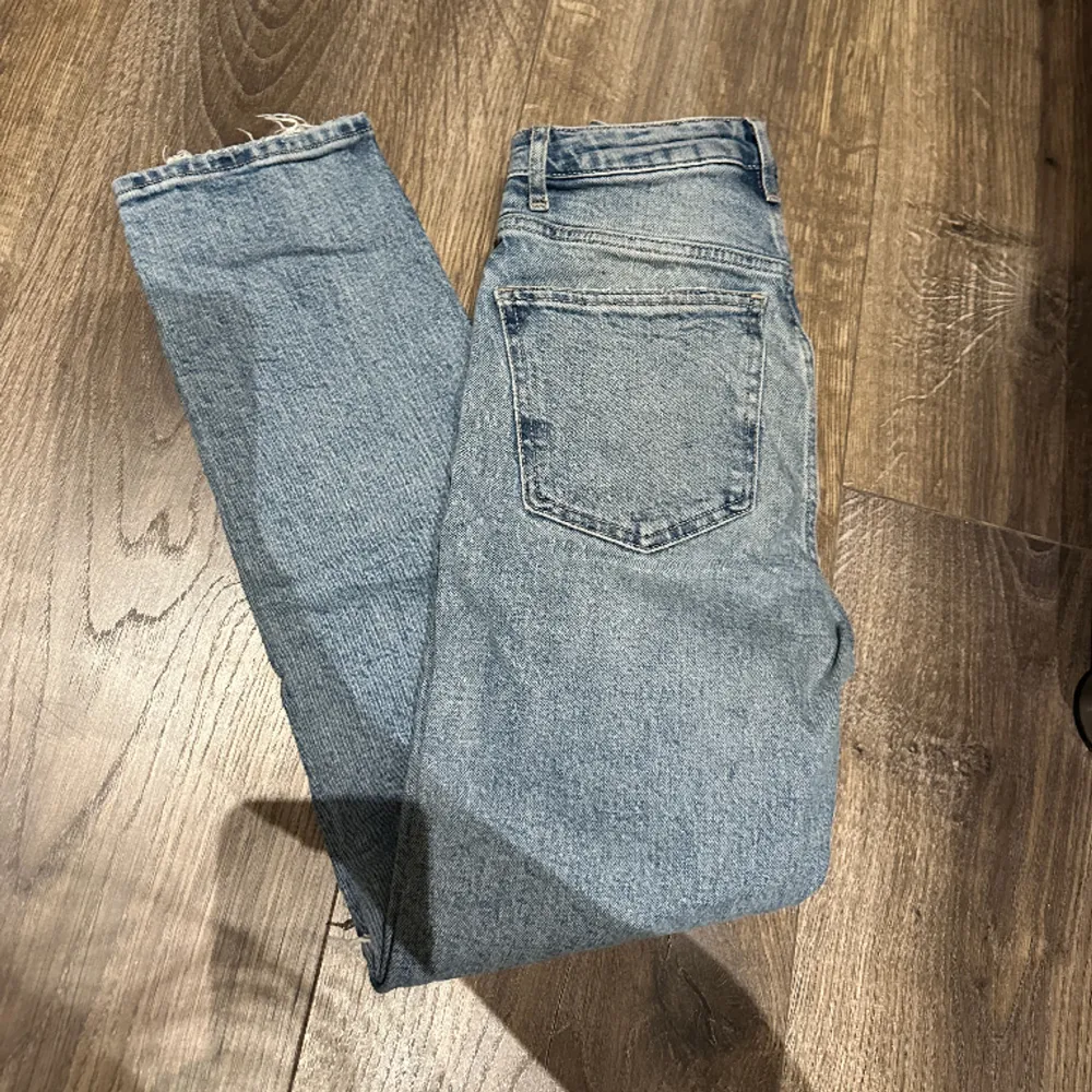 Jeans från zara, i storlek 32.. Jeans & Byxor.