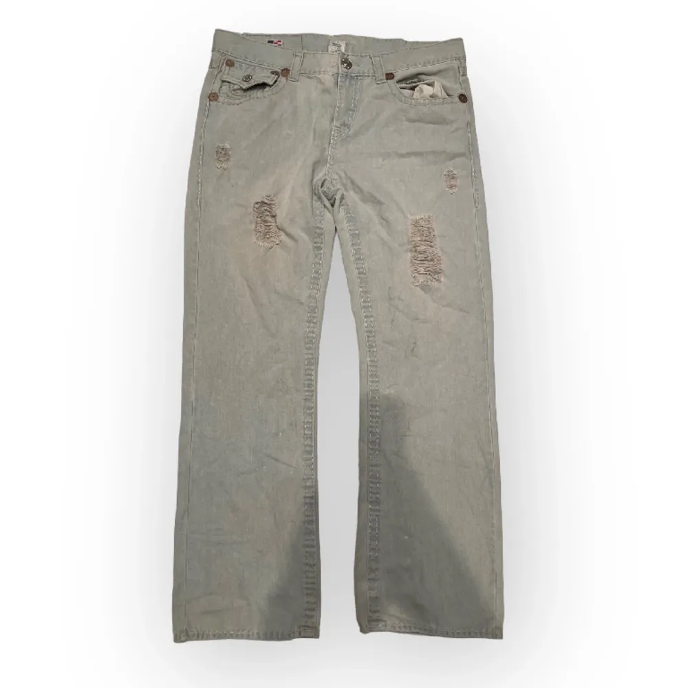 baggy true religion jeans i storlek 40. midja är 51cm och innerben 81cm (de är en skugga inte mörkt där irl) . Jeans & Byxor.