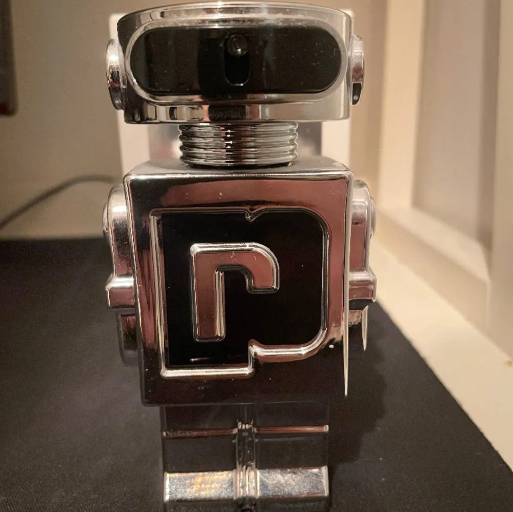 Paco rabbane phantom parfym, en härlig doft som passar året om. Mängd 50/45 ml kvar. Säljer pga har tappat intresset/ rensar parfymer. Hör av dig vid frågor :). Accessoarer.