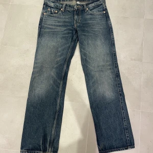 Lågmidjade jeans - Lowwaisted jeans från Weekday, low arrow, straight jeans