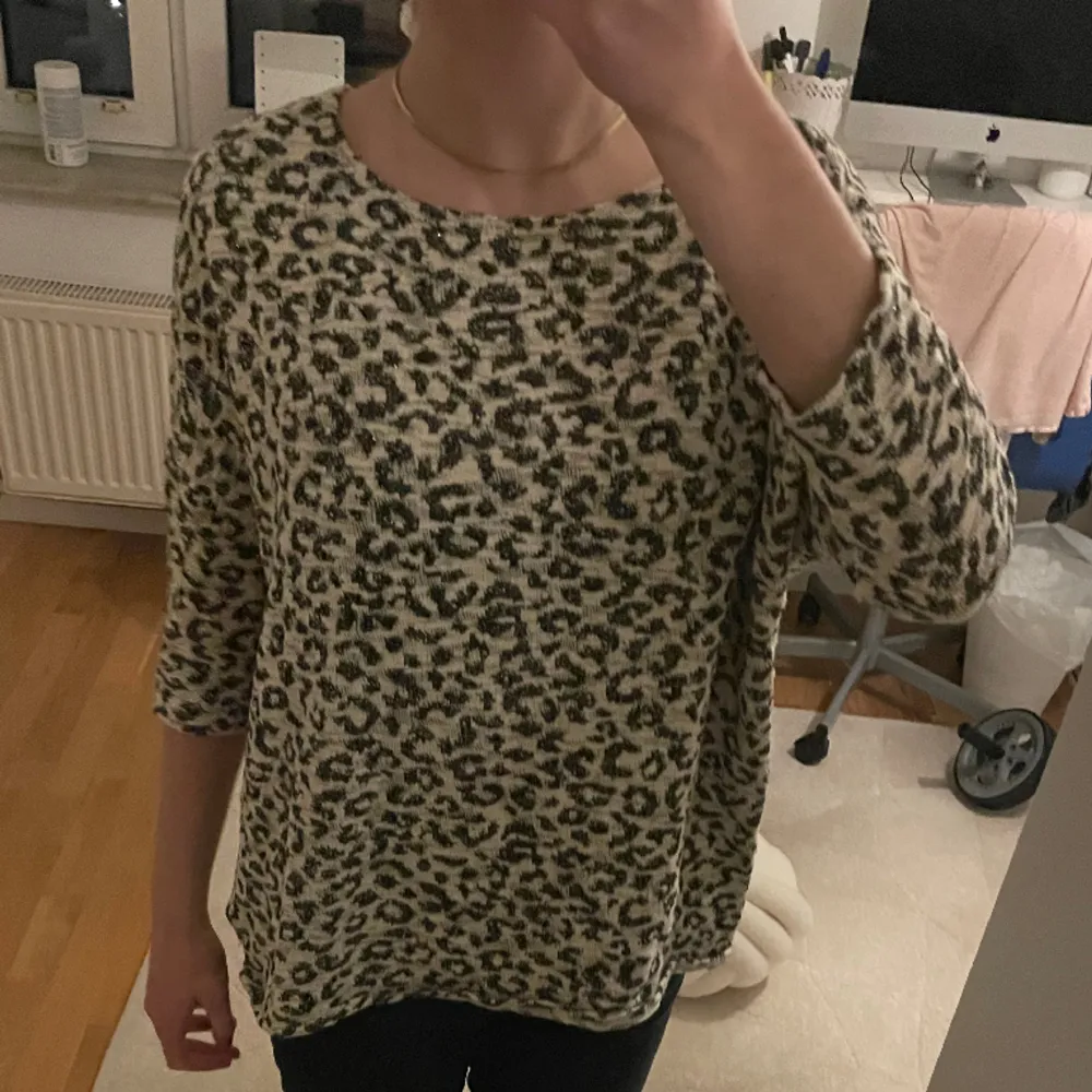 trekvarts ärmad tröja med leopard mönster. Super gullig! Den är i storlek M, men jag har XS-S och den passar på mig. . Tröjor & Koftor.