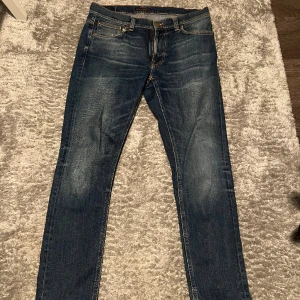 Nudie Jeans - Nudie Jeans herr i storlek 32/32  Skick 8/10, liten skada på högerficka men inget som påverkar användningen, hör av er i Dm om ni har några frågor🙌