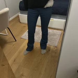 Jeans - Snygga lowwaist bootcut jeans från only💗Perfekt skick!