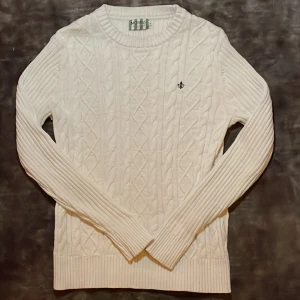 Morris stickad - Hej, säljer en fet Morris stickad tröja storlek S. Den är bra skick och har mått om ni önskar. Skriv om ni har frågor:)