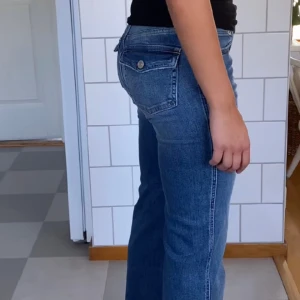 Jeans - Hej! Säljer dessa jeansen ifrån lager 157. Sitter sjukt fint! Inga defekter. Lägger sig fint över skorna. Skriv för fler bilder! 💘