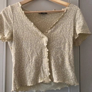 Blommig tröja - En blommig tröja i storlek M. Säljer för att den är för stor då jag fick den i oresent. Som Ny använd fåtal gånger. Kontakta DM för mer jilder eller intresse💕