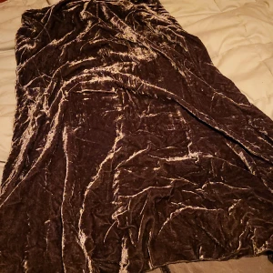 Velour maxi kjol - Brun/lila i därgen lånd ner till fotknölarna på mig som är 167. Skriv för fler bilder. Priset går att disskutera