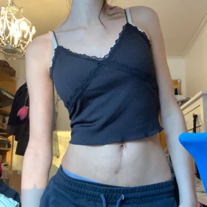 Sött linne - Ett svart linne med spets och tunna band🤍 riktigt snyggt och sömmarna får brösten att se större ut☺️pris 20kr