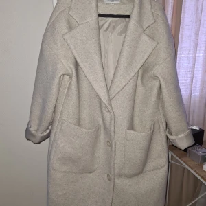 NA-KD kappa - Fin höst kappa från NA-KD i storlek 34.