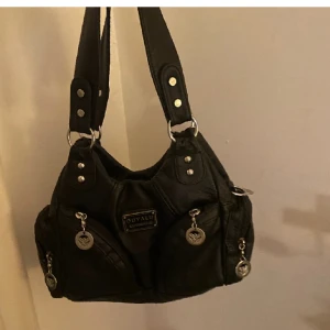 Snygg väska - Säljer min fina svarta väska som är väl använd, men tack vare bra kvalite som ny✨Perfekt till vardan, men även till fest!🎀 Rymmer myyyycket och har flera fack. (2st stora fack med innerfack, samt 5st mindre fack runtom med dragkedja) ✨Silverdetaljer!