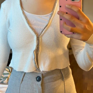 🤍 - Säljer denna vita plagg som är köpt från Bershka. Använt några gånger, storlek S