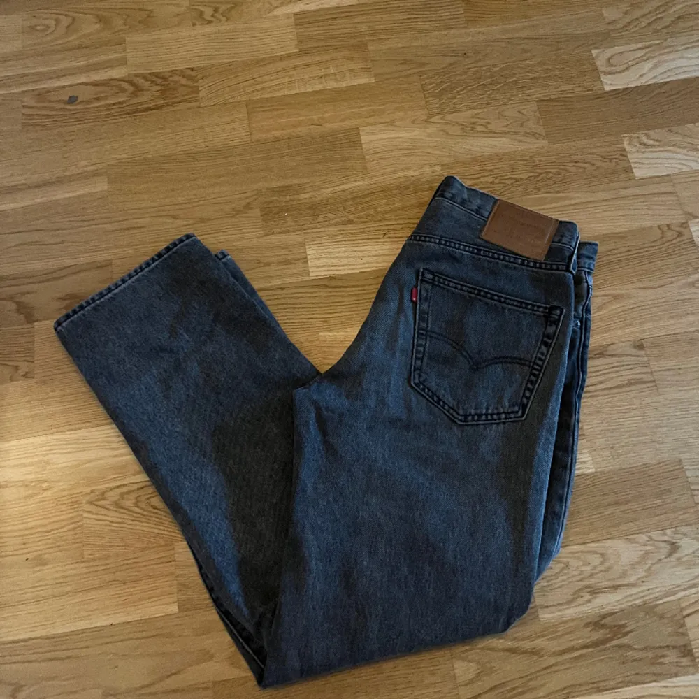Gråa Levis jeans i bra skick  Storlek W:30 L:32 Nypris: 1300kr. Jeans & Byxor.