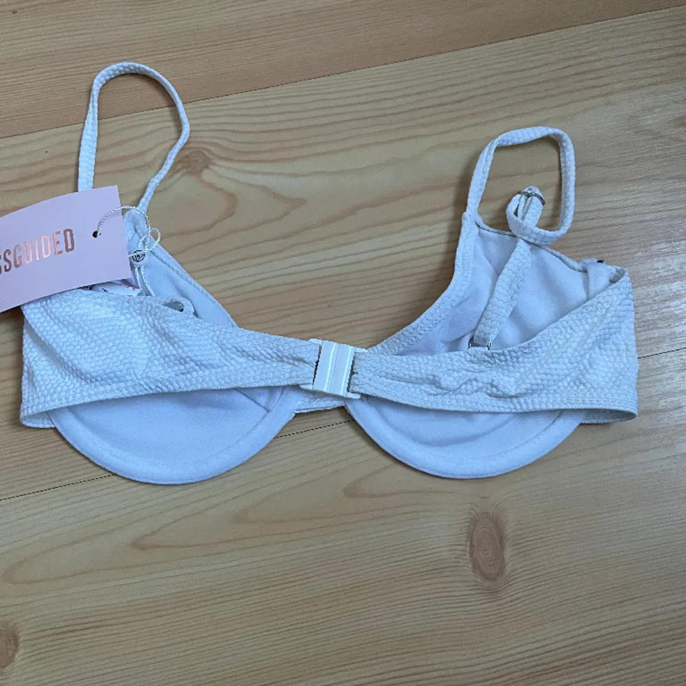 Bikini överdel vit, oanvänd från missguided. Bra skick! Storlek 38. Övrigt.