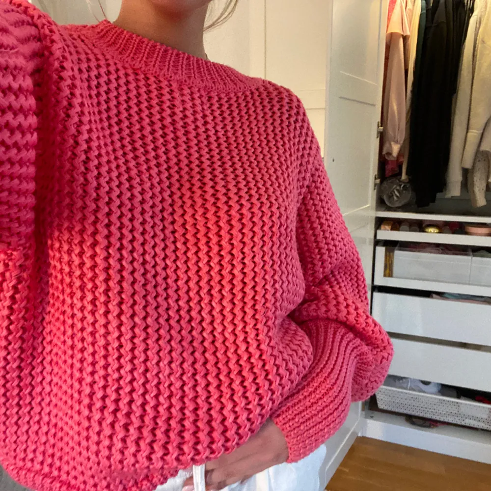 Oversized mysig rosa stickad tröja från H&M. Perfekt att ha både på hösten, våren och på sommarkvällar. Aldrig använd!. Tröjor & Koftor.