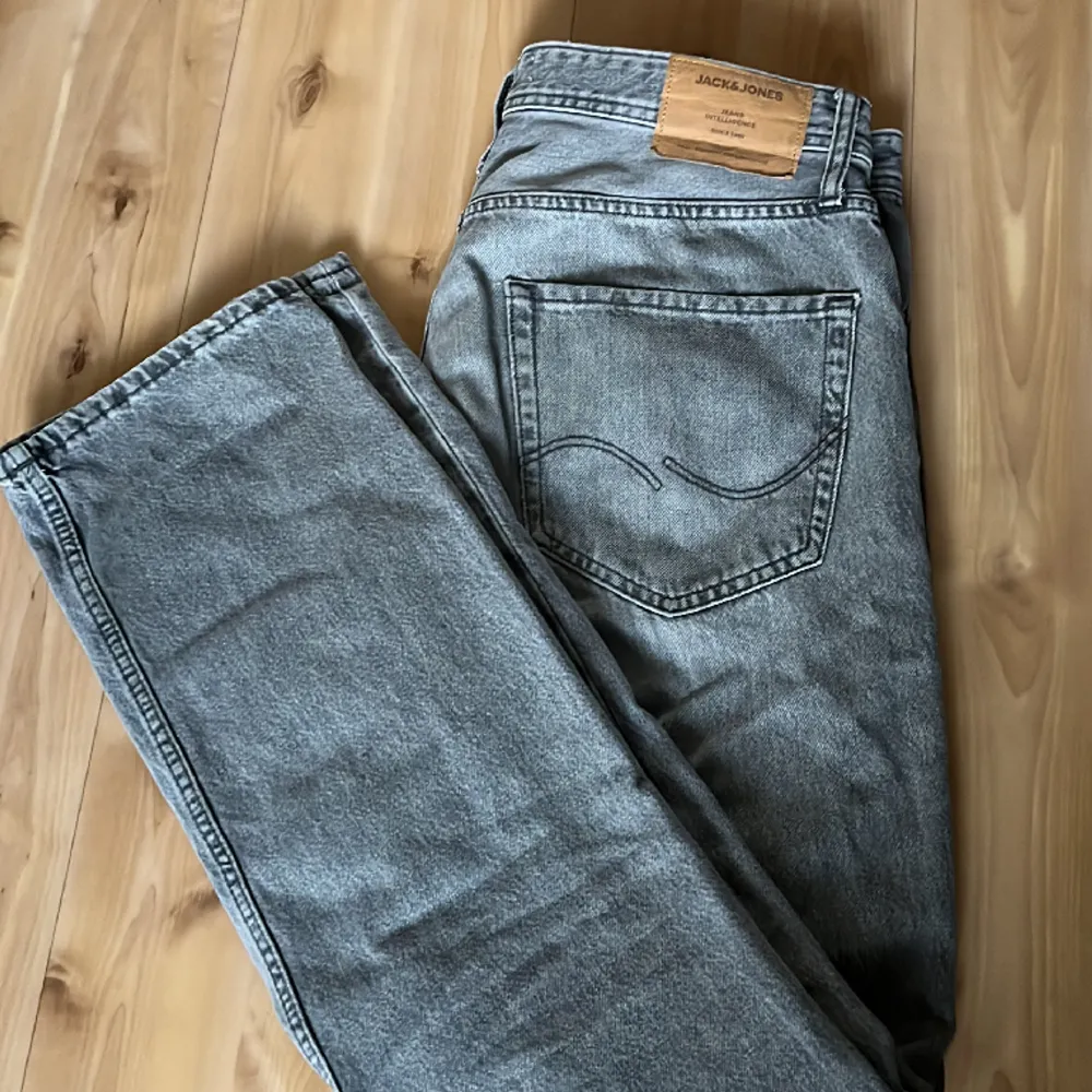 Säljer dessa gråa sjukt populära jeansen från Jack & Jones. Knappt använda så nyskick. Kan diskutera priset. Hör av er vid frågor!. Jeans & Byxor.
