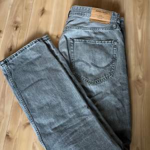 Säljer dessa gråa sjukt populära jeansen från Jack & Jones. Knappt använda så nyskick. Kan diskutera priset. Hör av er vid frågor!