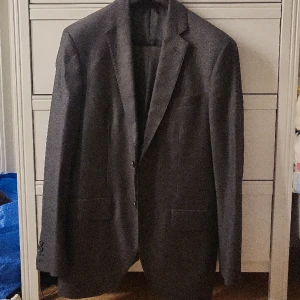 Silvergrå Hackett kostym - Silvergrå Super 130 ull kostym från Hackett, amvänd ett fåtal gånger.