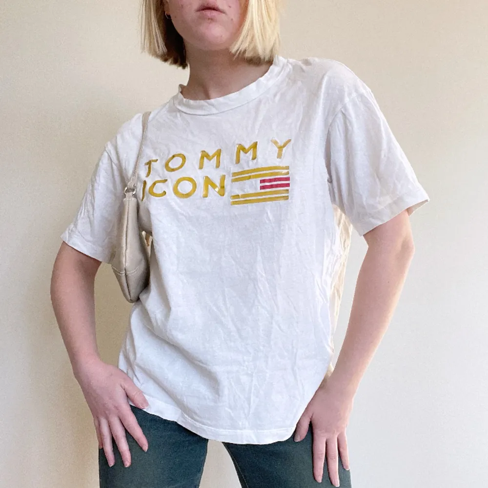 T-shirt från Tommy Hilfiger med tryck. Lite urtvättad, i övrigt fint skick! Strl XS. Se även mina andra annonser, 3 för 2 på allt! 💫. T-shirts.