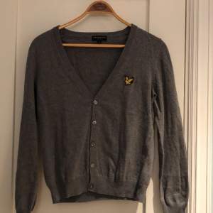 Tja, säljer en riktigt fet vintage Lyle scott kofta i storleken Small samt färgen grå. Skick 9/10 lite använd men annars helt fel fri. Kom dm för fler bilder/frågor osv!💪🏻