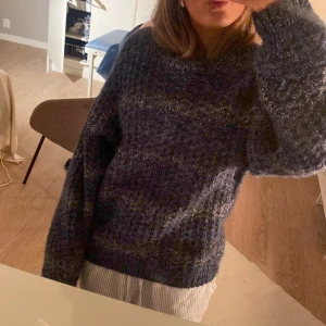 Stickad tröja  - Säljer en superfin stickad tröja i ull. Använd ett få tal gånger och har inga tydliga tecken på användning💕