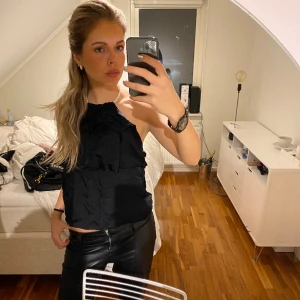 Festtopp  - Säljer denna fina festtopp med volanger från Zara! Storlek 36! Pärlhalsbandet är avtagningsbart. Materialet är typ satin💞