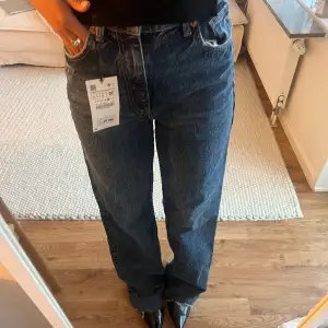 Blåa högmidjade wide leg/raka jeans från Zara. För långa för mig som är 163 cm men går att klippa av snyggt. Aldrig använda🤍 Skriv för fler bilder o mått🪩