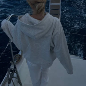 Hoddie - Sjukt snygg hoodie från Alobha Label i storlek M. Jätte snygg passform och snuset skön. Stor luva vilket är ett stort plus. Helt slutsåld på hemisdan och nypris är 600! Använd enstaka gånger men endast hemma, så som ny!