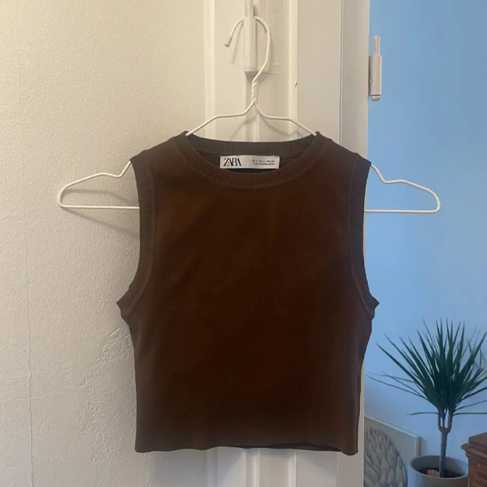 Croptop/väst från Zara, använd några gånger. Säljer då den är för liten. Står s men sitter som xs. Inga defekter ⭐️. Toppar.