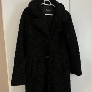 Kappa - Säljer denna söta medellånga kappa då den inte har kommit till användning!🤍