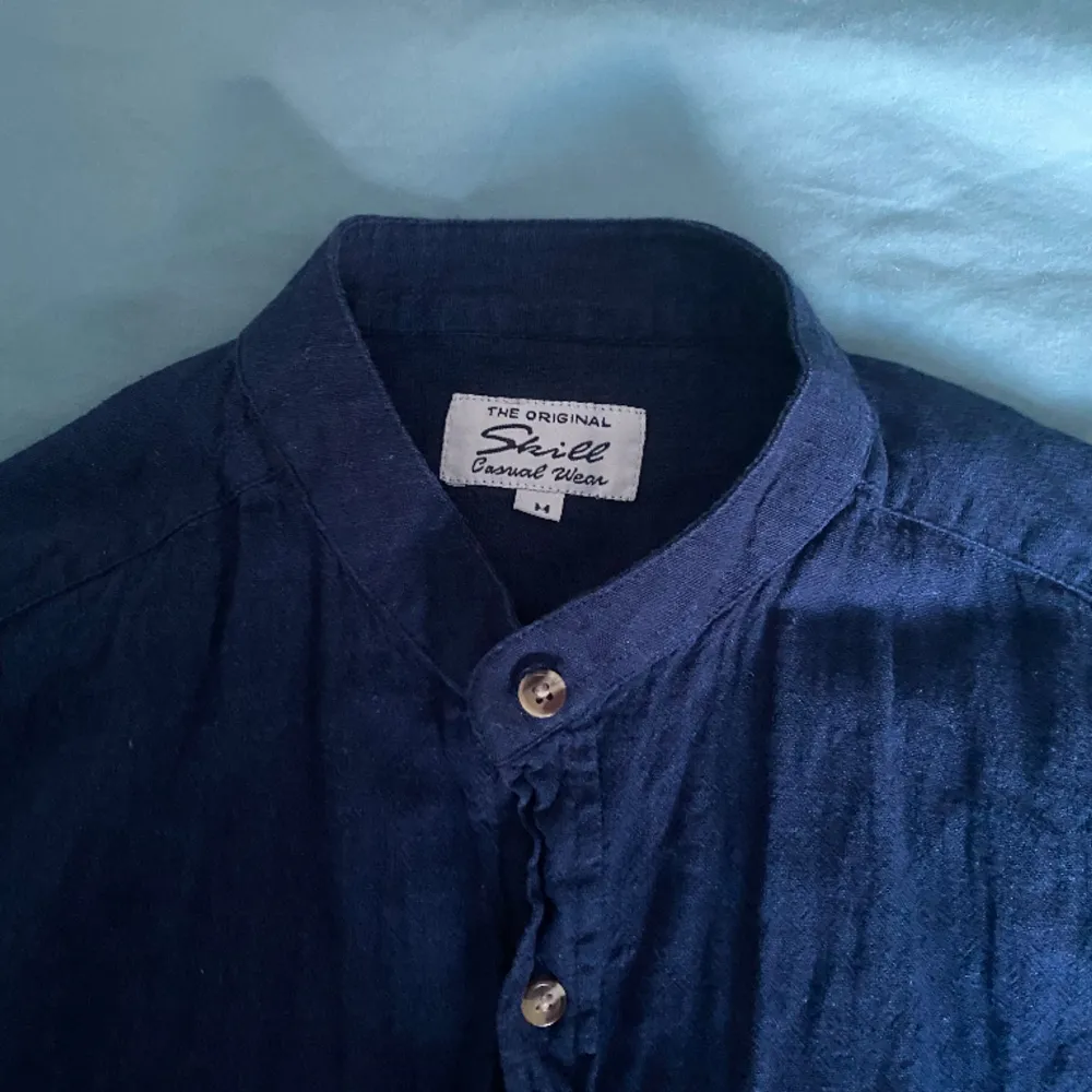 Mörkblå skjorta med korta ärmar i stl M. Inga fläckar och fint skick. Säljer för 80kr. Skjortor.