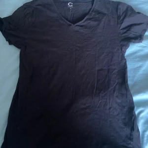 T-shirts  - Enkel svart t-shirts från Cubus i stl M. Inga fläckar och är i bra skick. Säljer för 50kr.