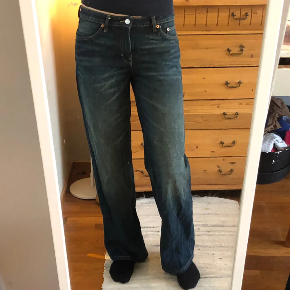 Ample low loose jeans i swamp blue. Supersnygga jeans från weekday använda ca 2 gånger så de är i nyskick. Säljer pga lite för tajta på mig. De går ned till golvet på mig som är 178 cm. Köpta för 500kr.. Jeans & Byxor.