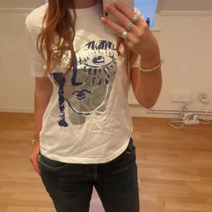 Zara tshirt - Jättefin Zara tshirt som endast är använd 3 gånger! Jättefint skick! Jag säljer den eftersom att jag rensar min garderob!