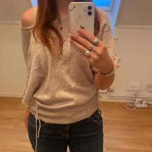 Superfin tröja - Jag säljer en beigw glittrig superfin tröja, som är perfekt till våren och sommaren! Den är i jättefint skick utan defekter! Den är från min mammas garderpb så vet inte märket!