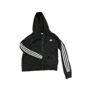 Adidas zip-up hoodie - Säljer en Adidas zip-up hoodie i jättefint skick, inga skador eller tecken på slitage, använd endast ett fåtal gånger.