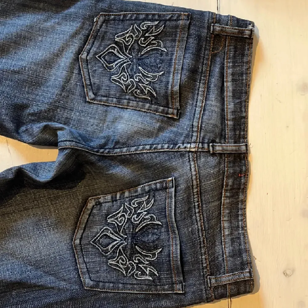 Rökfritt och djurfritt hem, säljer mina supersöta lågmidjade jeans pga att dom inte kommer till användning, innebenslängd: 79cm, midja rakt över: 40 cm. Jeans & Byxor.