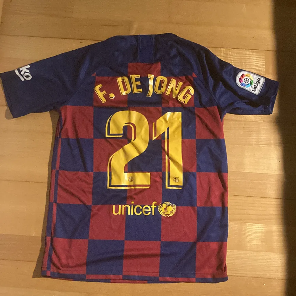 Säljer en player edition ”Frenkie de Jong” Barcelona tröja från säsongen 2019/2020. . T-shirts.