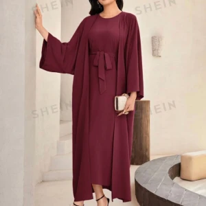 Abaya - Fin abaya, aldrig använd.   Storlek M.  Oanvänd.  Kan skicka med gratis röd hijab om köparen önskar.  Nypris: 349:-  Mitt pris: 200:-