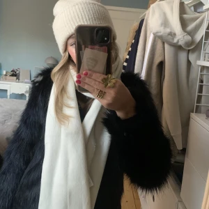 Svart pälsjacka - Säljer min populära päls Jack ifrån h&M, så snygg nu till slutet på vintern och våren❤️hör av er om det behövs fler bilder, pris kan även diskuteras vid snabb affär💋